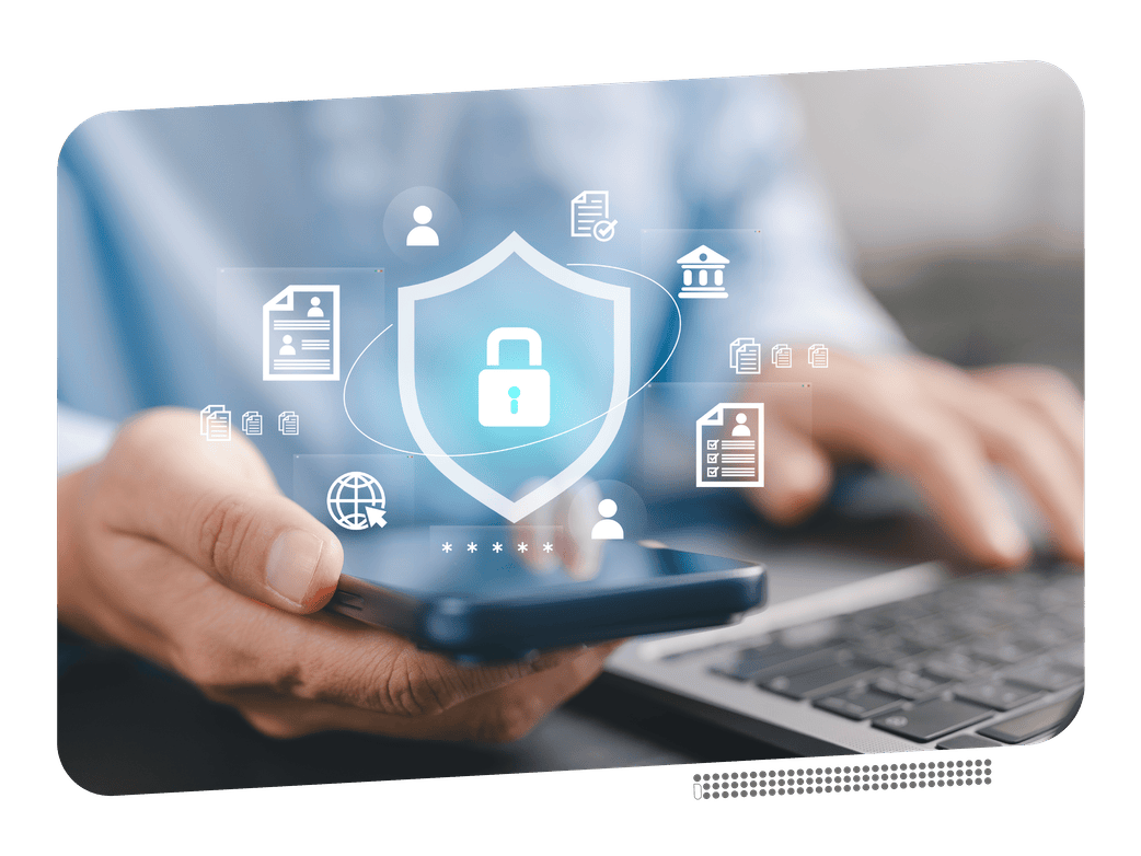 Cybersecurity: Hand mit Smartphone und Schutzschild-Symbol über einem Laptop