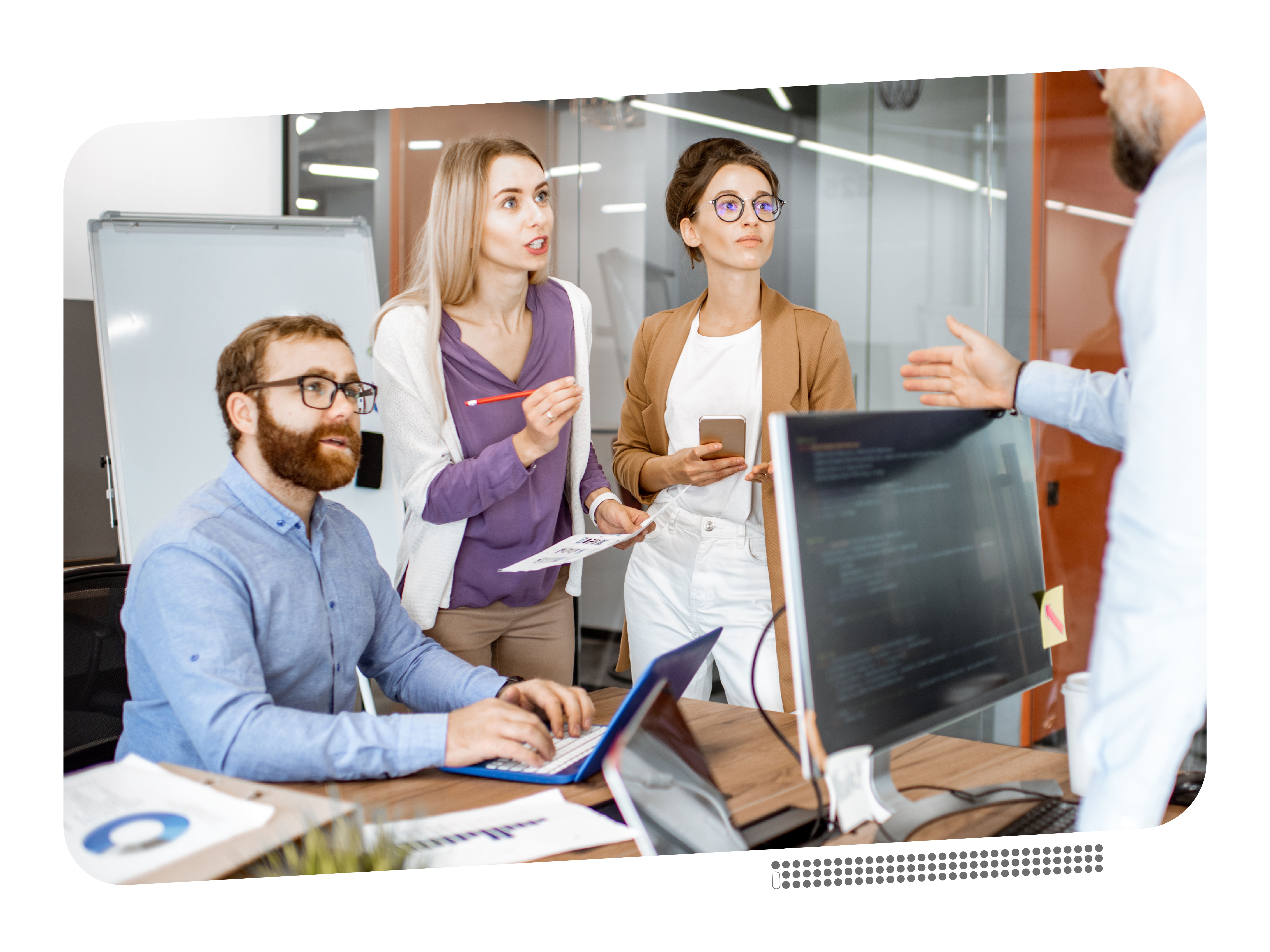 Workshop mit Whiteboard: Kollegin präsentiert, Team hört zu